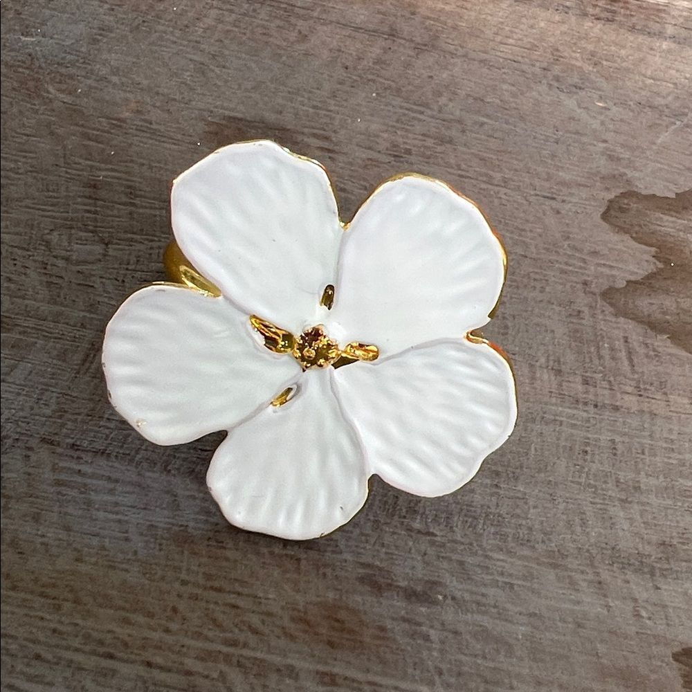 White Flower Napkin Rings SET of 8 - Picture 7 of 10